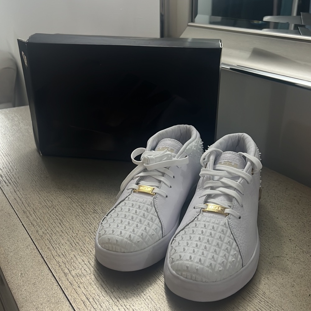 LeBron, Xlll lifestyle white/metallic gold university  Jordan sneakers US 8
